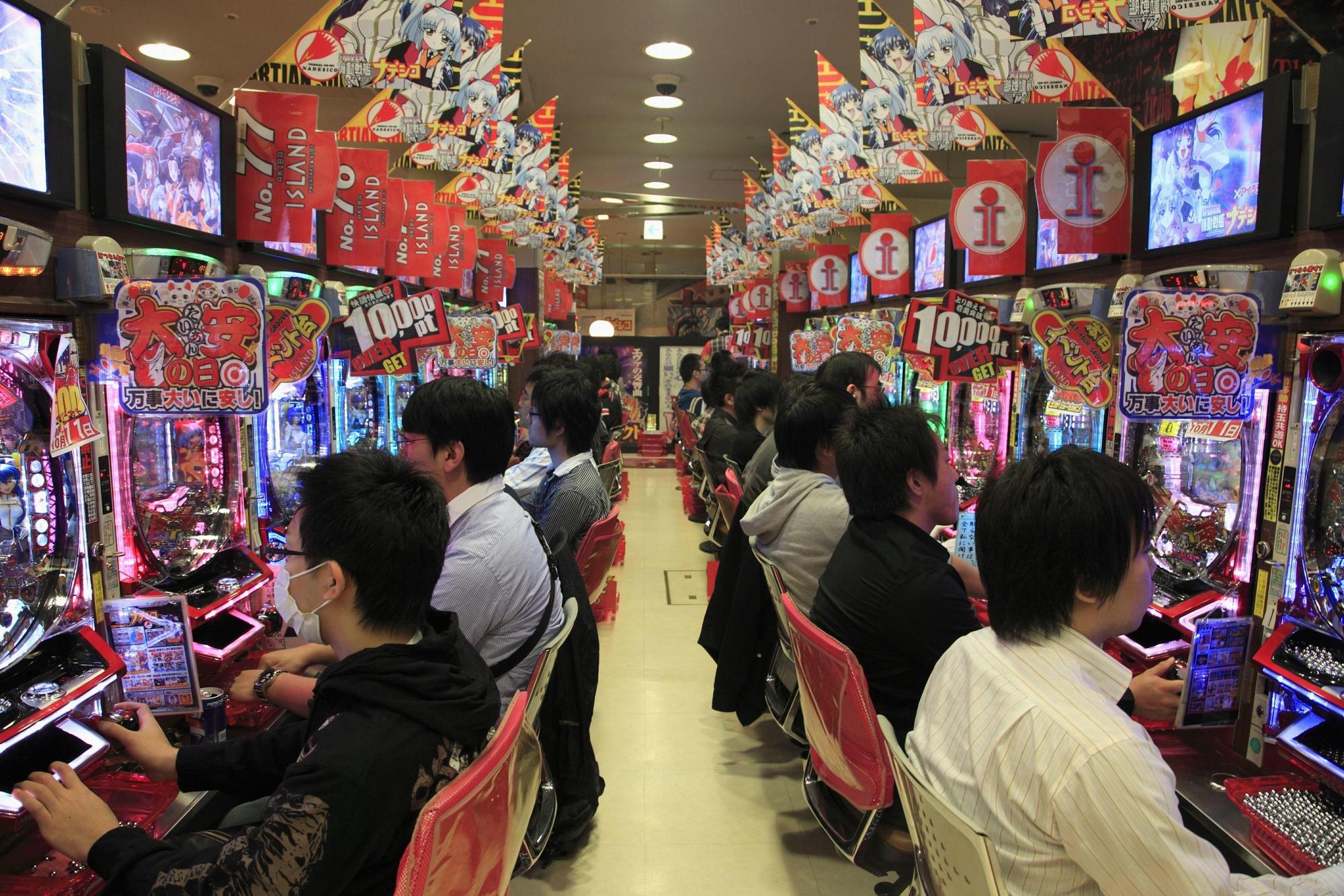 柏青哥店裡賭客摩肩擦踵，有人指出，恐有密集接觸疑慮。（東方IC）