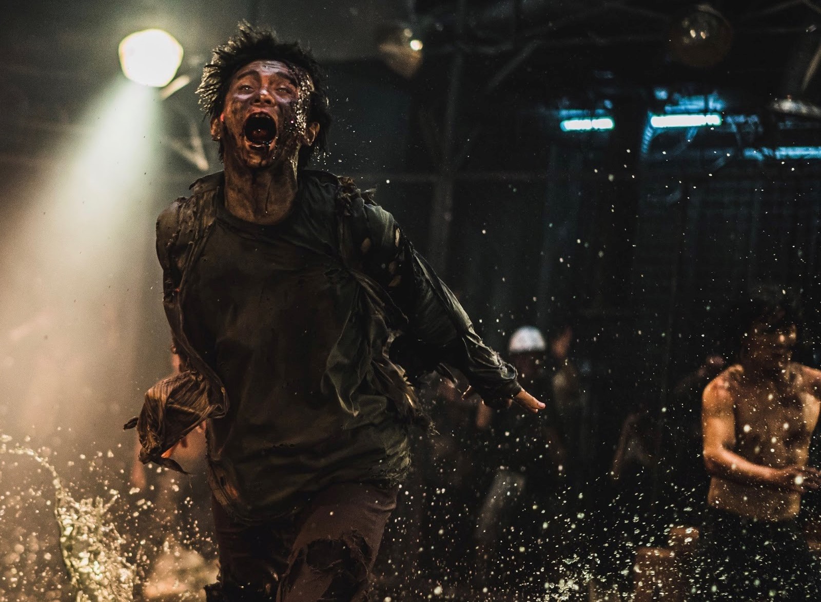 《屍速列車：感染半島》中的活屍不僅對聲音、光更加敏感，動作也十分敏捷。（車庫娛樂提供）