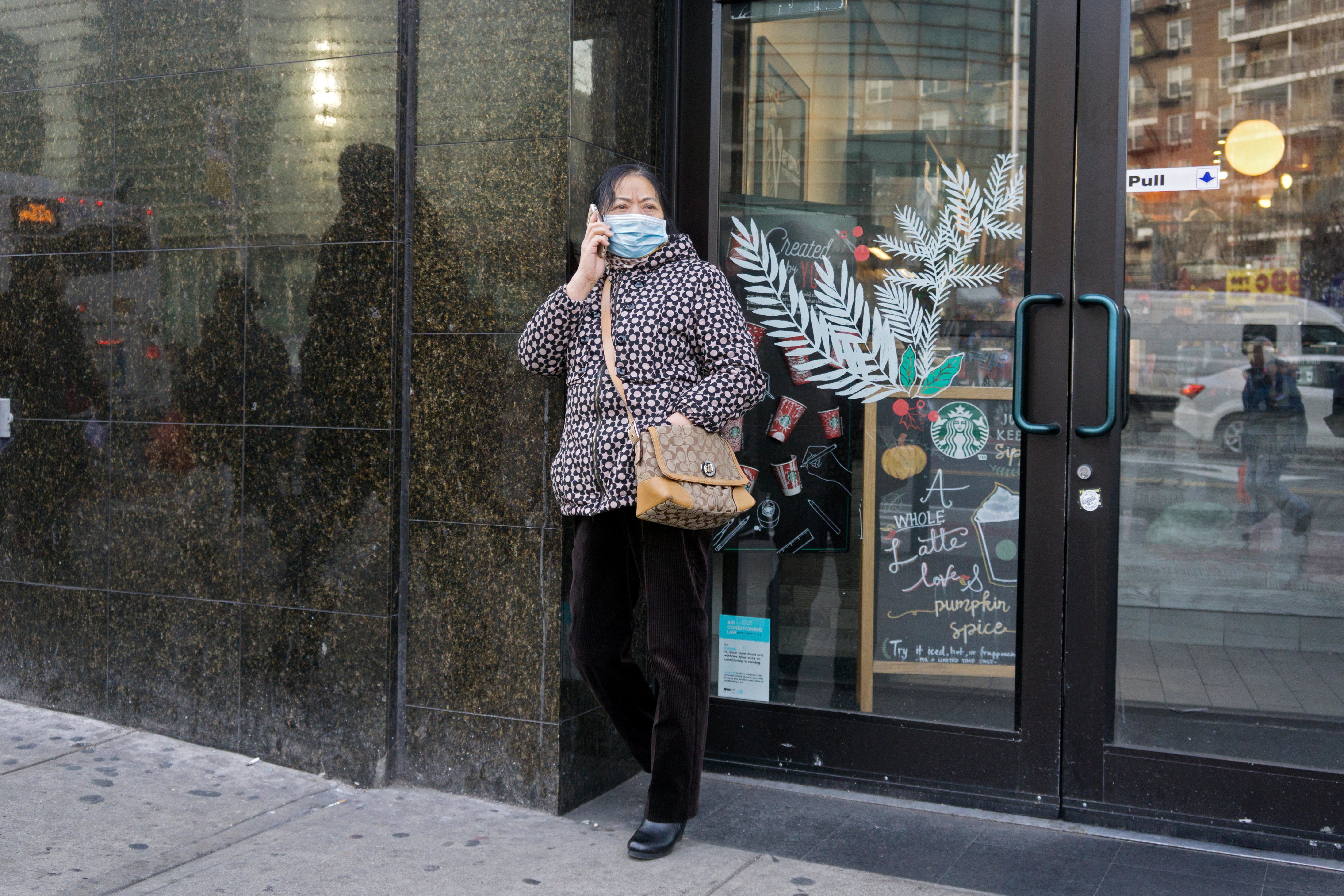 在西方社會戴著口罩，常被投以異樣眼光。（東方IC）