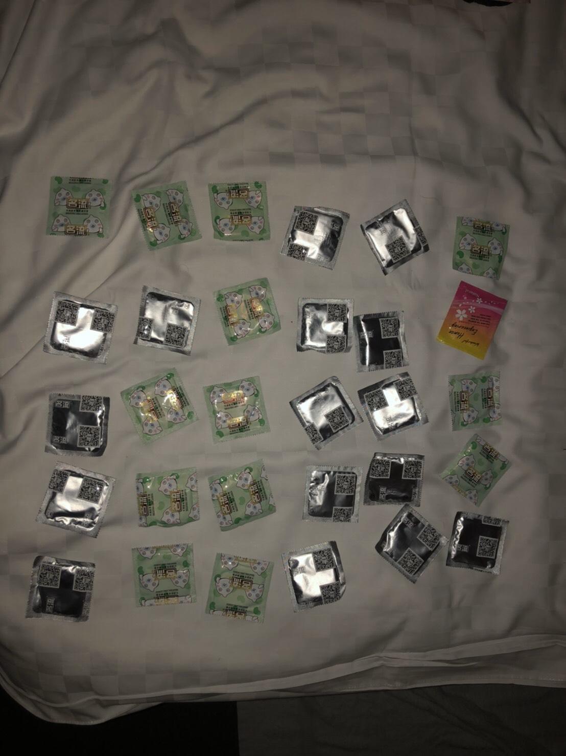 警方查扣大量保險套。(萬華分局提供)