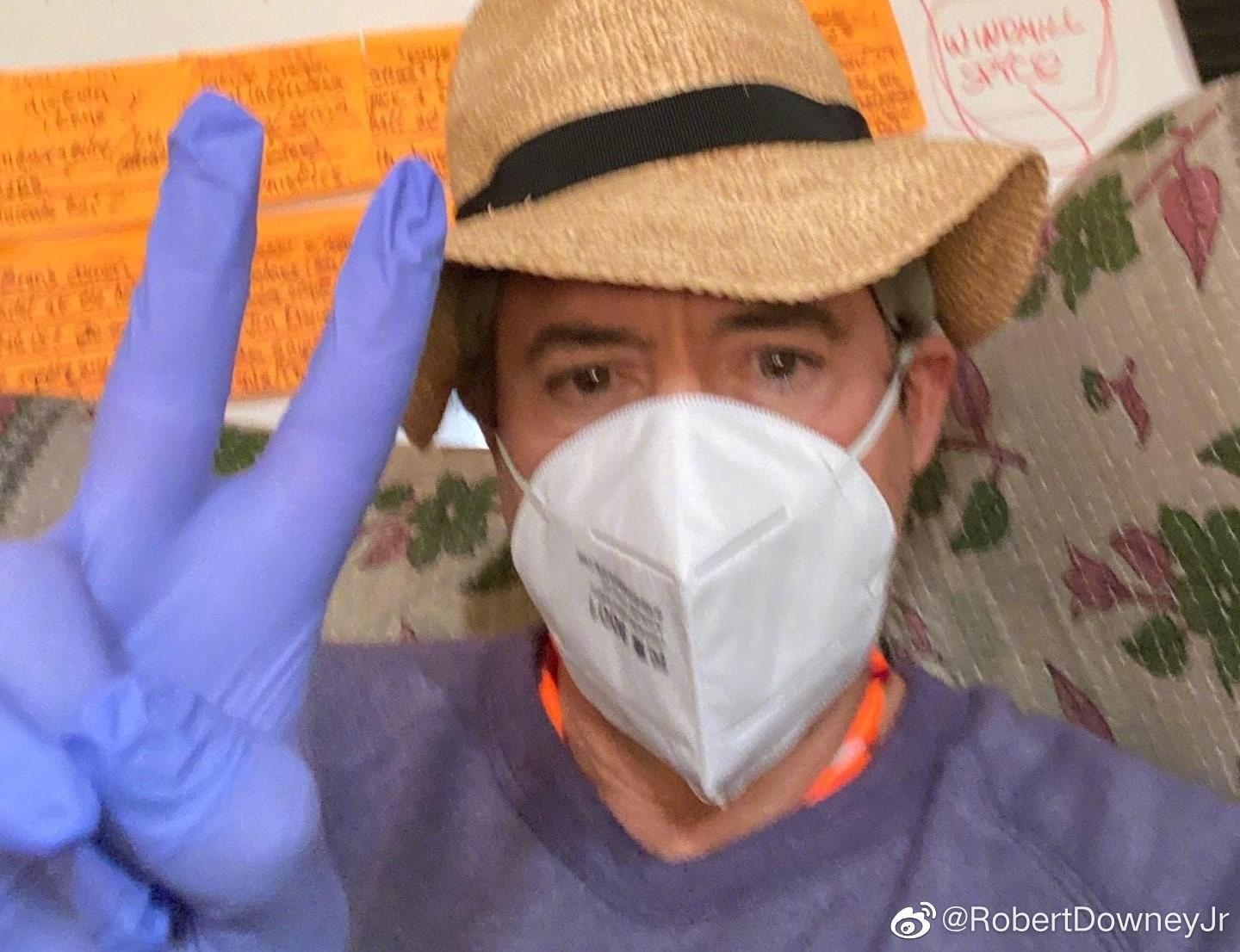 小勞勃道尼日前剛度過55歲生日,他在微博po自拍照感謝中國粉絲,卻被抓包口罩戴反。(翻攝自Robert Downey Jr微博)