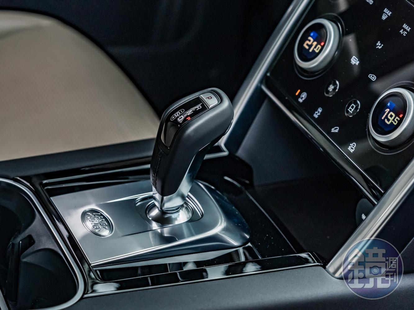 回歸傳統排檔桿設計的線傳SportShift Gear Selector 9前速 ZF 手自排變速系統。