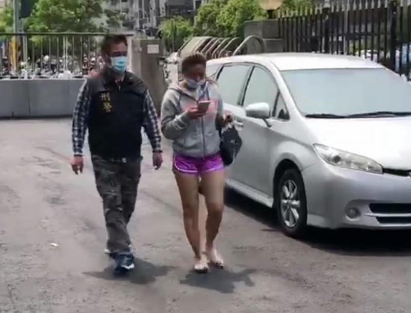 陳女(右)被苗栗警方拘提到案。(林慶祥翻攝)