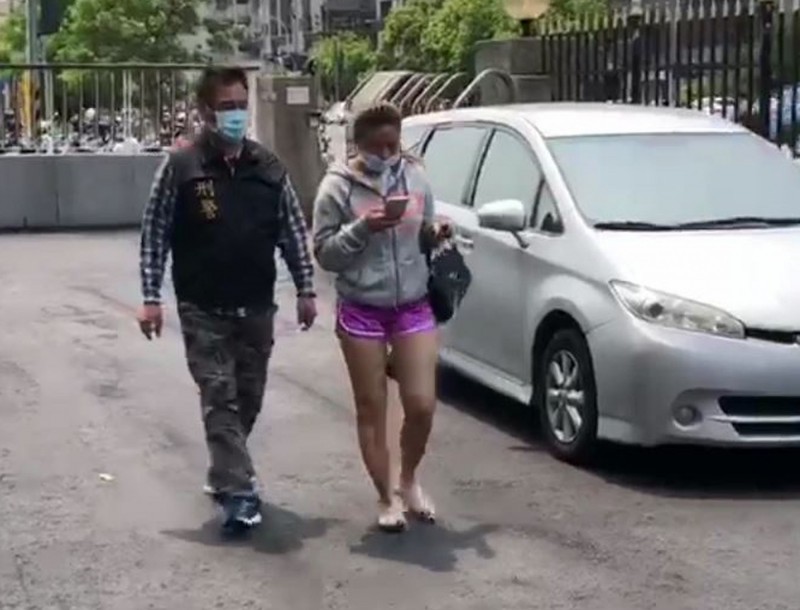 陳女（右）被苗栗警方拘提到案。（林慶祥翻攝）