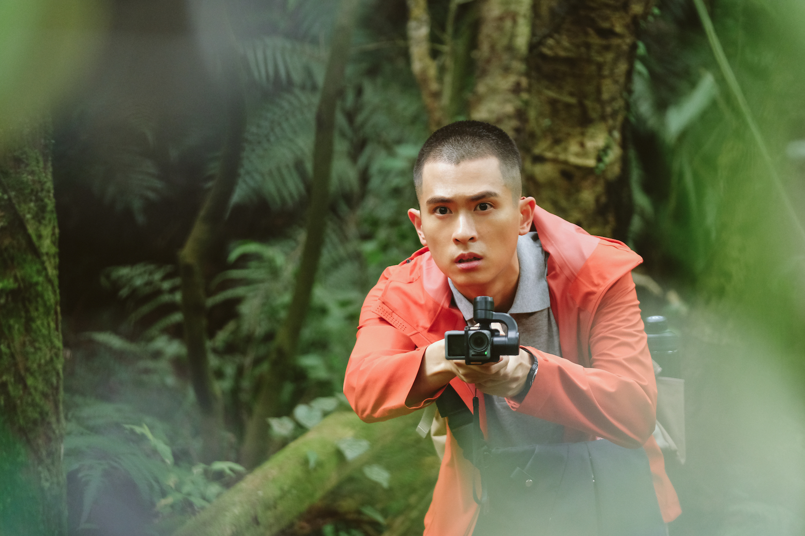 石知田透露拍攝《妖怪人間》拍「異能」被水球砸的戲，整個頭被水球罩住，有如戴上太空帽般，他幻想自己快要窒息。（公視提供）