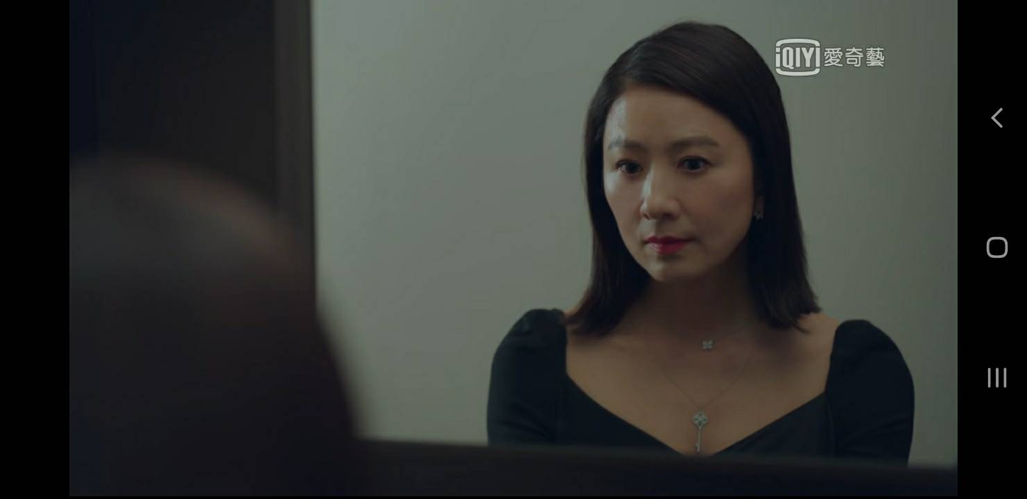 金喜愛赴約一夜情，特地戴上Tiffany Keys系列鑽飾項鍊。〈愛奇藝台灣站提供〉