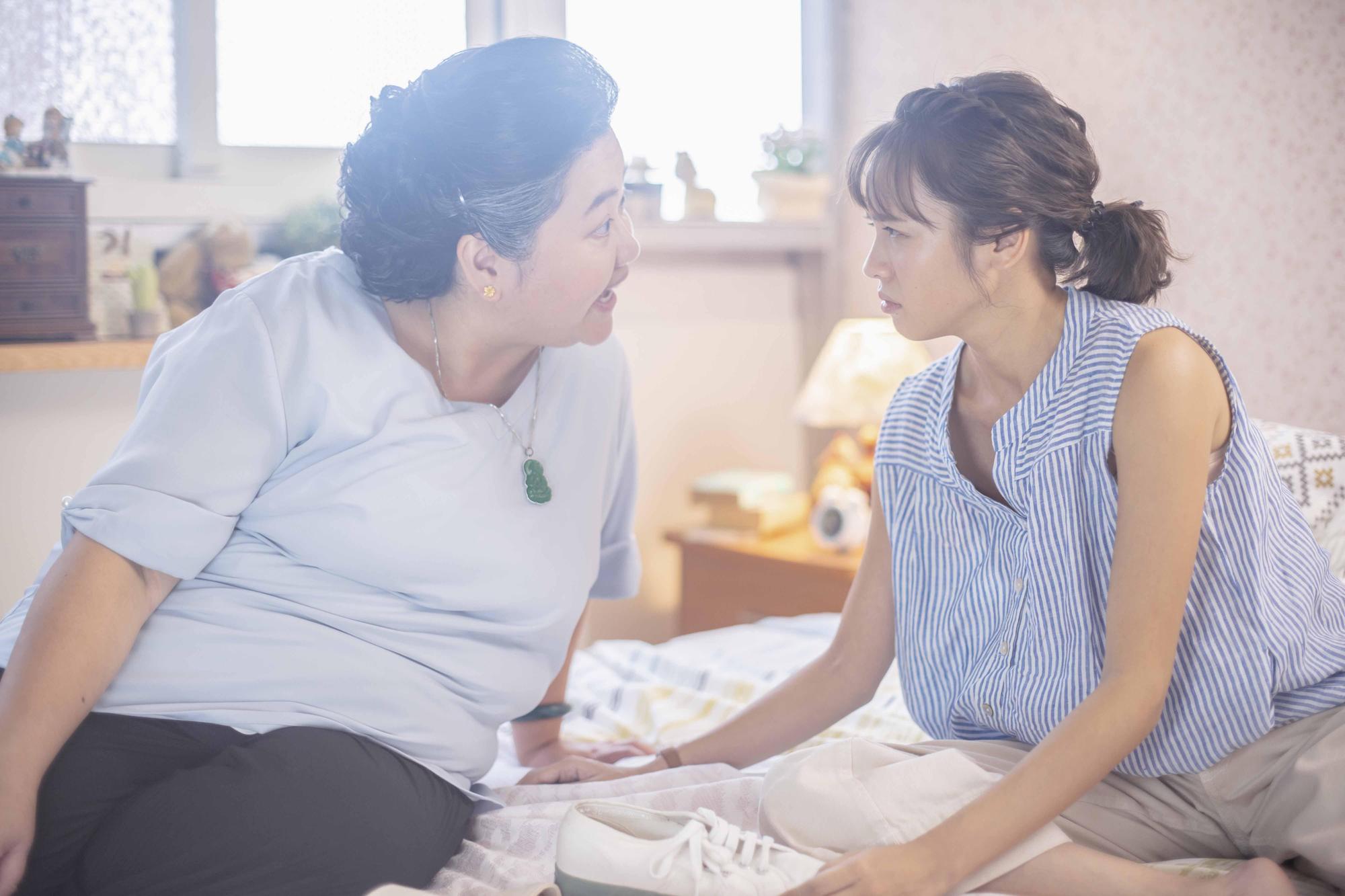 黃姵嘉飾演富有正義感又不輕易屈服的女強人，總是不畏懼與婆婆鍾欣凌「槓上」。（公視提供）