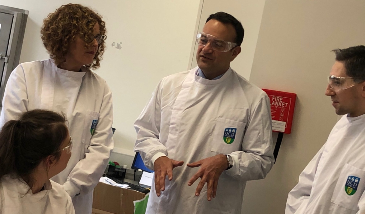 愛爾蘭總理李歐瓦拉德卡重新註冊醫師資格。（翻攝自Leo Varadkar推特）