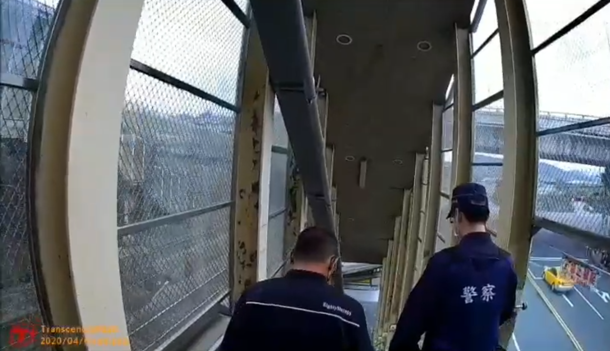 男子下車後還不斷對警方抱怨，口出惡言。（鐵路警察局提供）