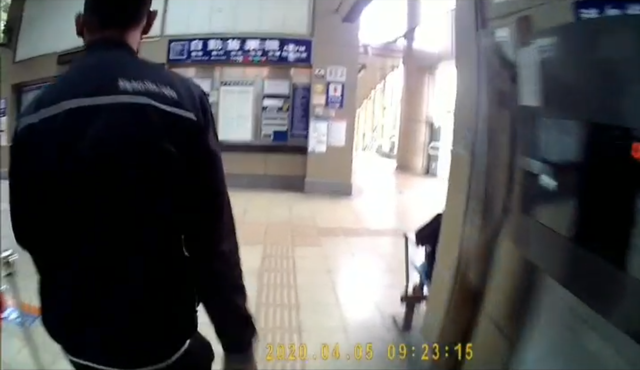 男子不配戴口罩還辱罵、襲胸女列車長,被警方請下車。(鐵路警察局提供)