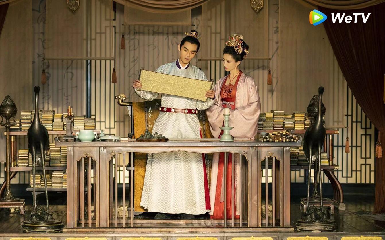 王凱（左）與江疏影主演古裝大劇《清平樂》。（WeTV提供）