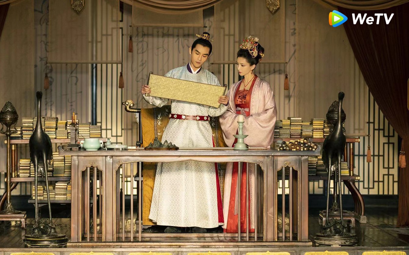 王凱（左）與江疏影主演古裝大劇《清平樂》。（WeTV提供）