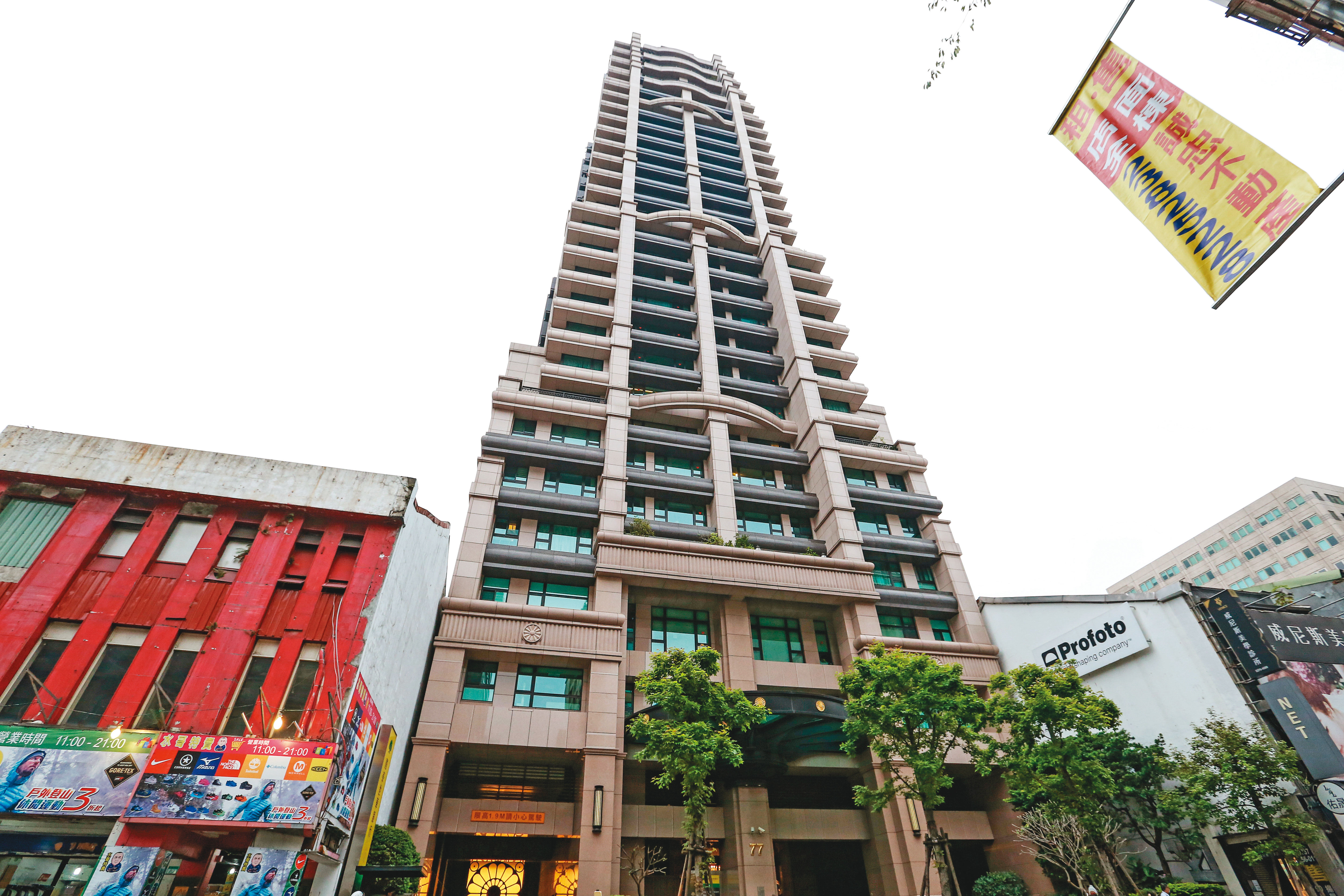 揚昇君臨每戶價值都破億元，竟被拿來開賭場，引發不少住戶抱怨。