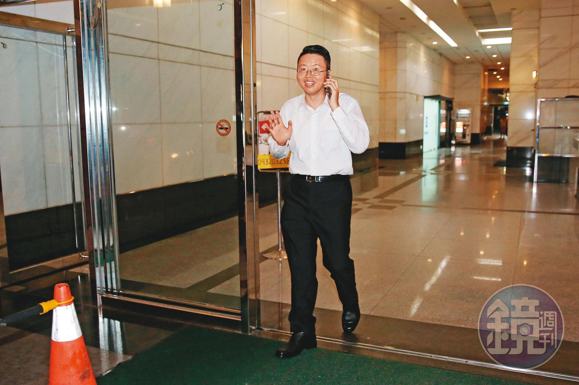 台北市議員徐立信（圖）協助警方與豪宅管委會協調，終於破獲職業賭場。