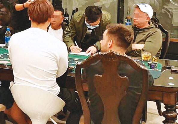 距總統府不到400公尺的豪宅賭場，負責人是美籍軍火商，警方布線10個月逮人。（翻攝畫面）