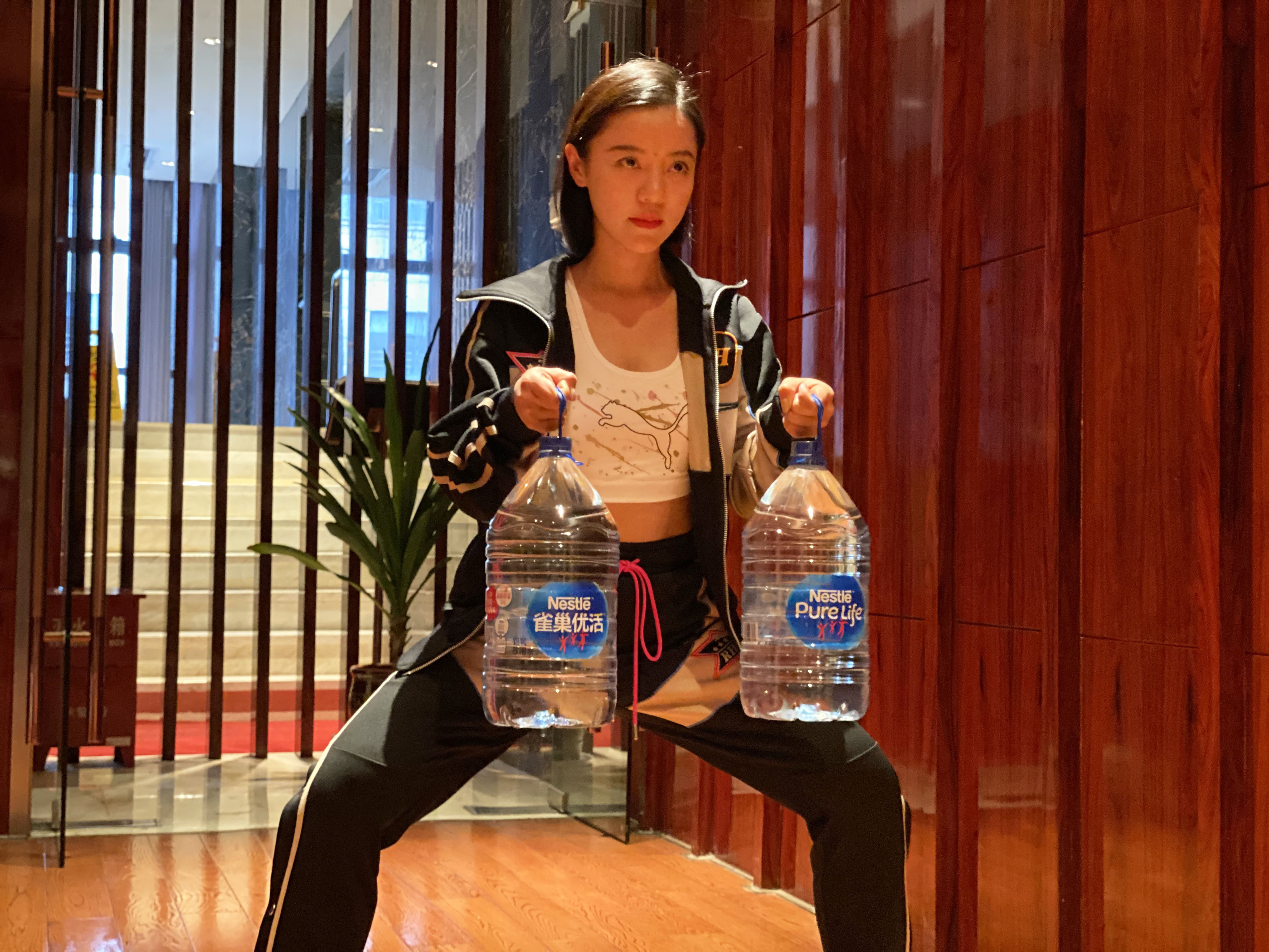 丁噹平日在家時，也會利用桶裝水加強訓練。（相信音樂）