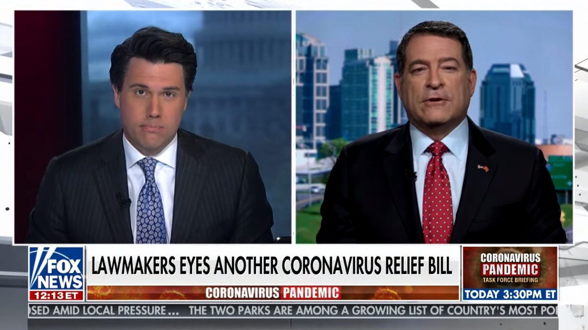 美國眾議員格林（右）接受電視專訪，指控中國想用口罩交換法國的使用華為的5G網路。（翻攝自@RepMarkGreen推特）