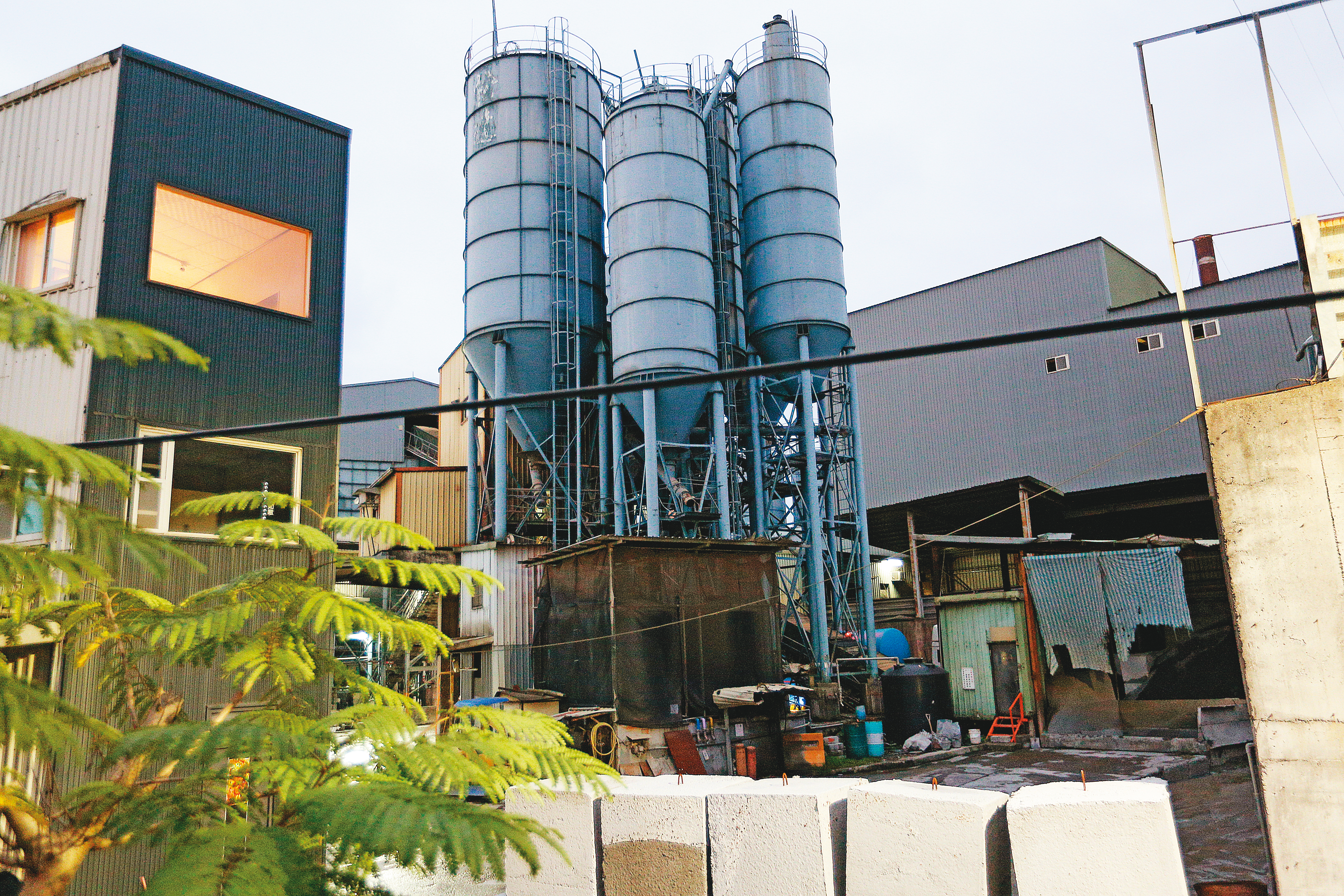 闕琿玉在新北市汐止區一間砂石廠擔任會計，圖為該砂石廠外觀。