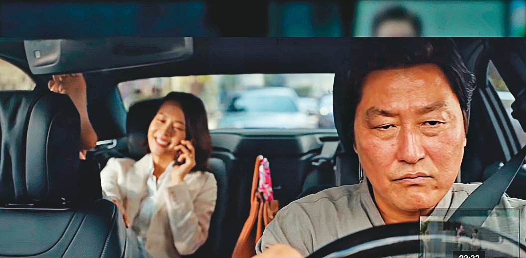 闕琿玉一家包括母親、兒子及男友的日常開銷，都靠挪用公司公款支付，和電影《寄生上流》中主角一家靠詐騙富裕家庭金錢的劇情，不謀而合。（CATCHPLAY提供）