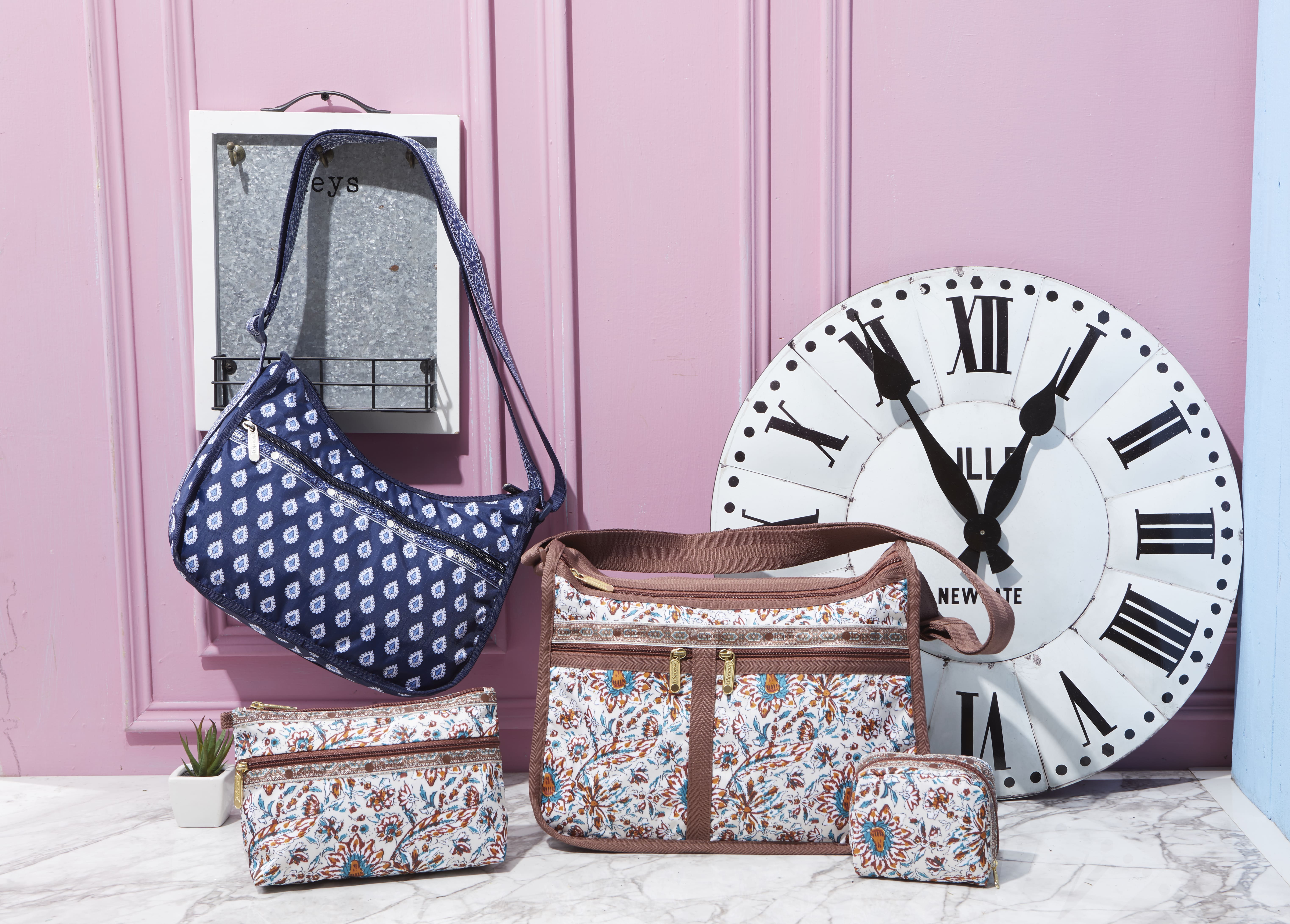 LeSportsac與廣受文青喜愛的法國百年設計品牌les OLIVADES合作，在今年春夏推出一系列充滿文藝氣息的包款。（LeSportsac提供）