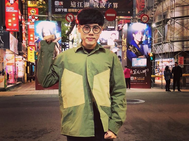 「八三夭」劉逼臉書自曝去年底完婚，並即將升格當父親。（翻攝自八三夭劉逼臉書）