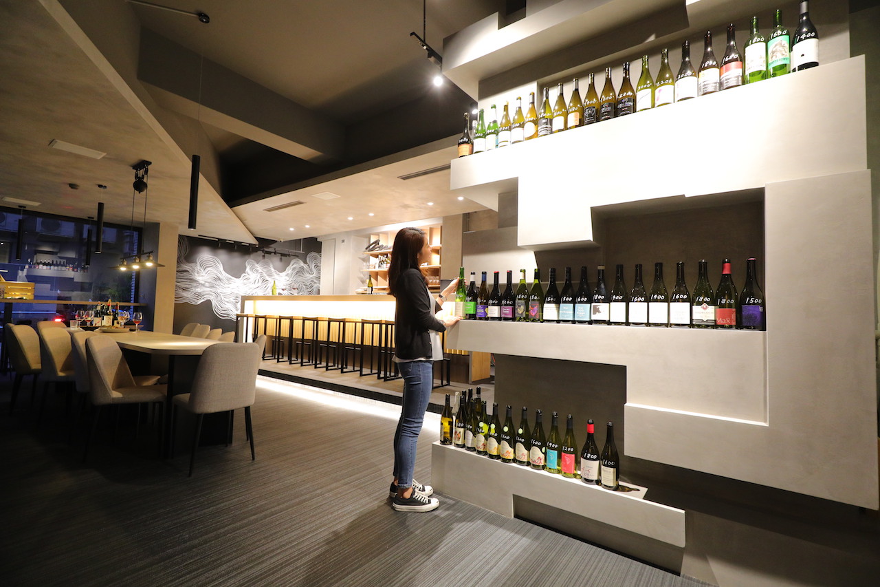 酒瓶牆上的空酒瓶都標有價格，簡直就是一張立體酒單。
