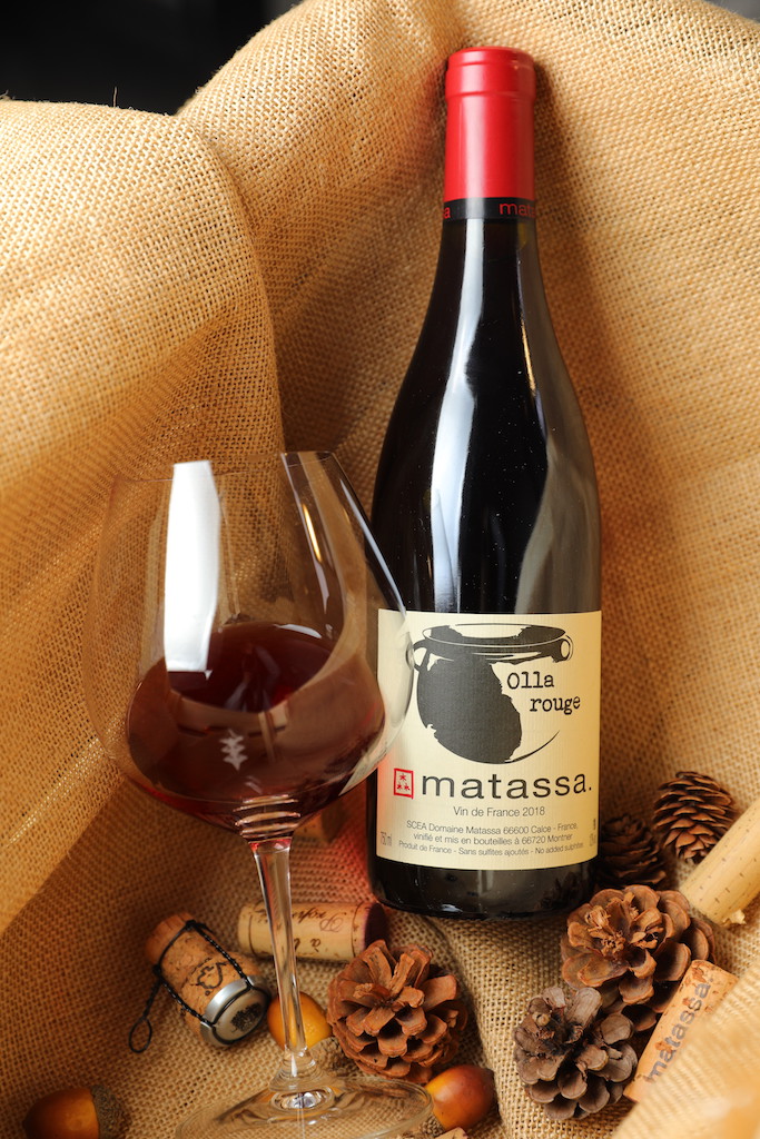 淡紅酒「2018 Domaine Matassa Olla Rouge, VDF, France 」酸度漂亮、爽口，尾韻有香料味。（1,200元／瓶）