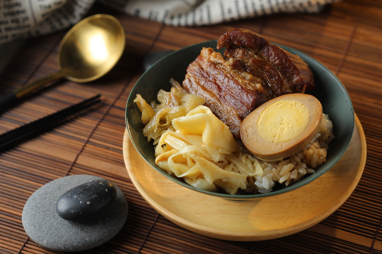 Max選搭帶有香料味的淡紅酒來對應「爌肉飯」。