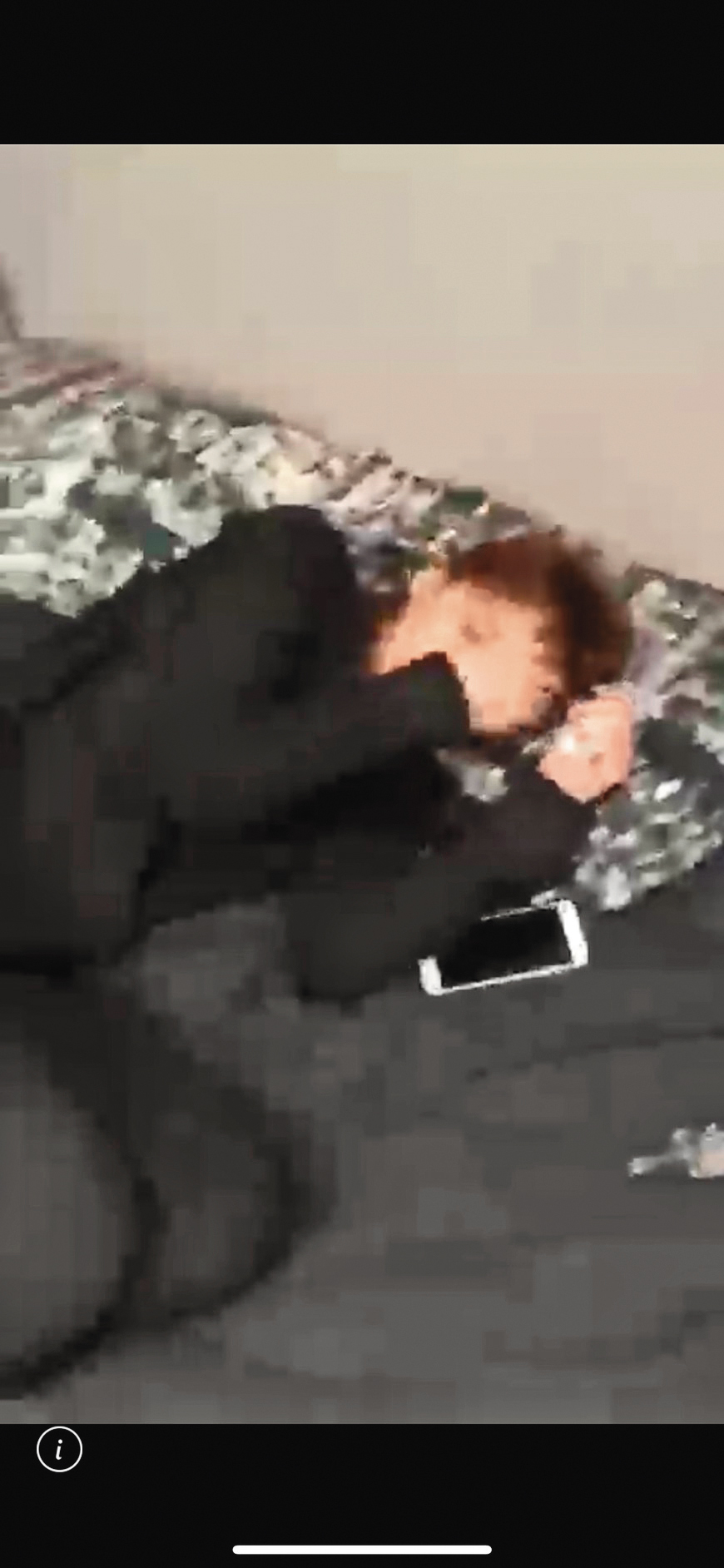 莉婭睡在另一張床，而且全身包緊緊。