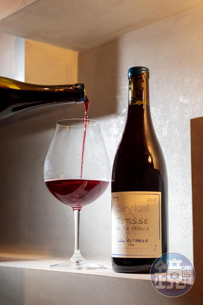 有鮮活乳酸感的「2018 Julien Altaber Sextant Metisse, Burgundy, Vin de France 」，與鹹甜料理都合拍。（1,400元／瓶）