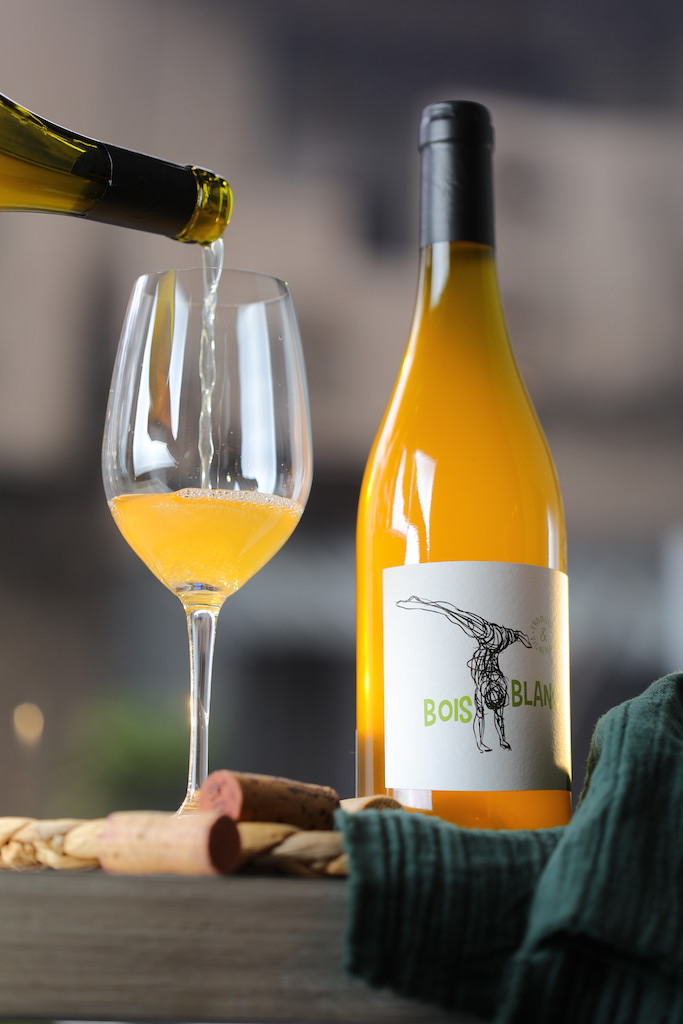 橘酒「2018 Domaine Ozil Bois Blanc, Vin de France 」（1,400元／瓶）有香料感，與大量使用醬汁、辛香料的亞洲料理是好朋友。