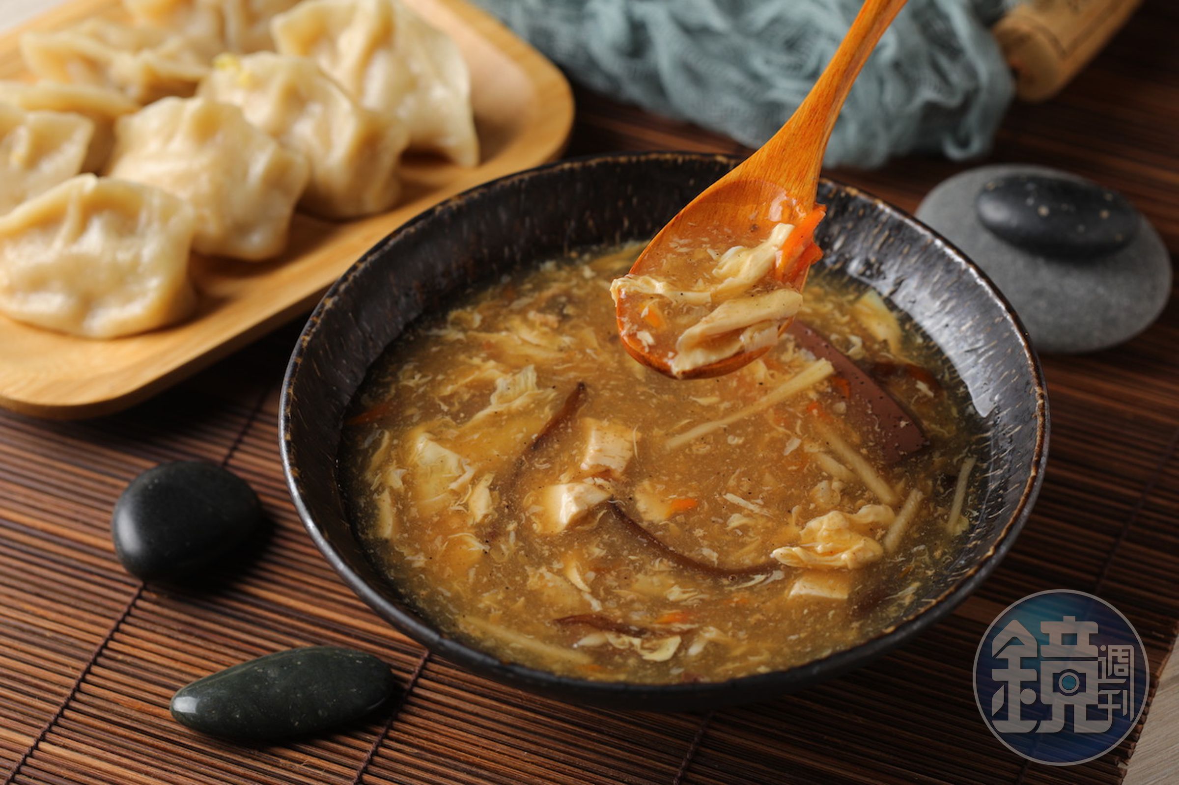 食材多樣的「酸辣湯」調味強烈，唯有香料型酒款可駕馭。