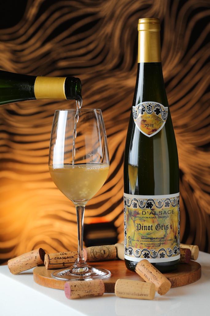 「2017 Domaine Scheller et Fils Pinot Gris Reserve, Alsace, France」帶有熟透柑橘的風味和微苦，可對應麵湯裡的肉臊和蝦高湯。（1,400元／瓶）
