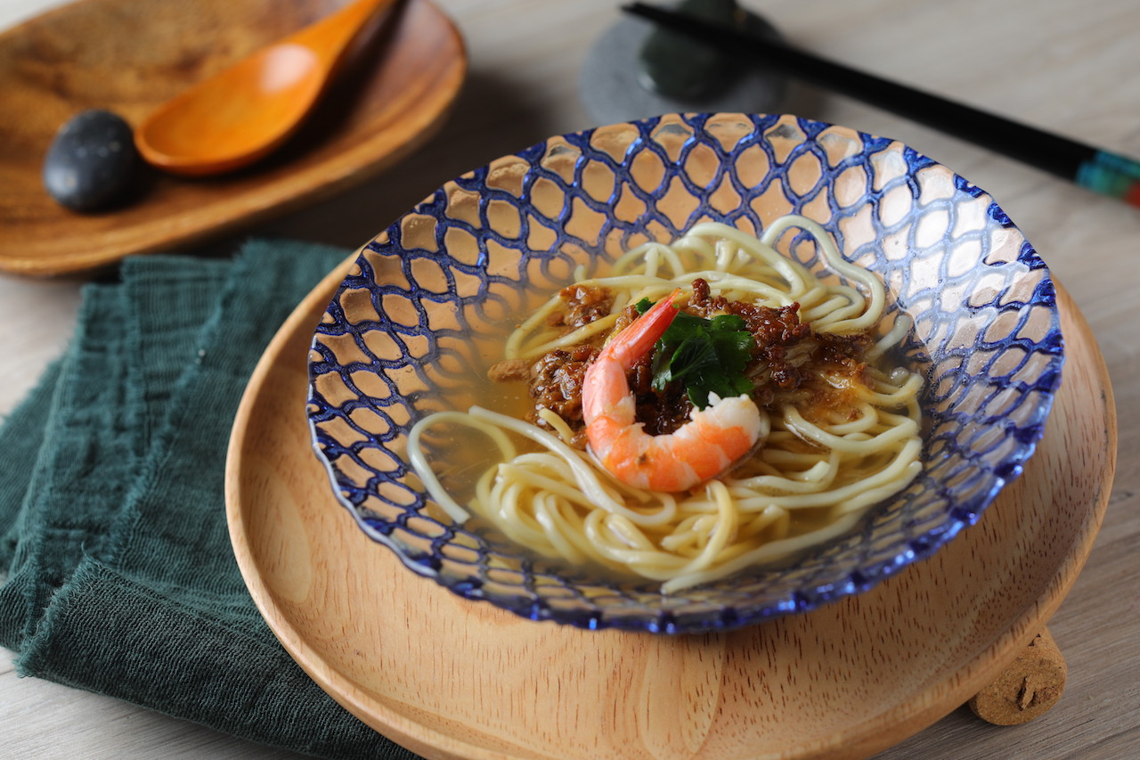 「擔仔麵」的蒜香、豬油和蝦肉和帶酸微苦的酒液很相襯。