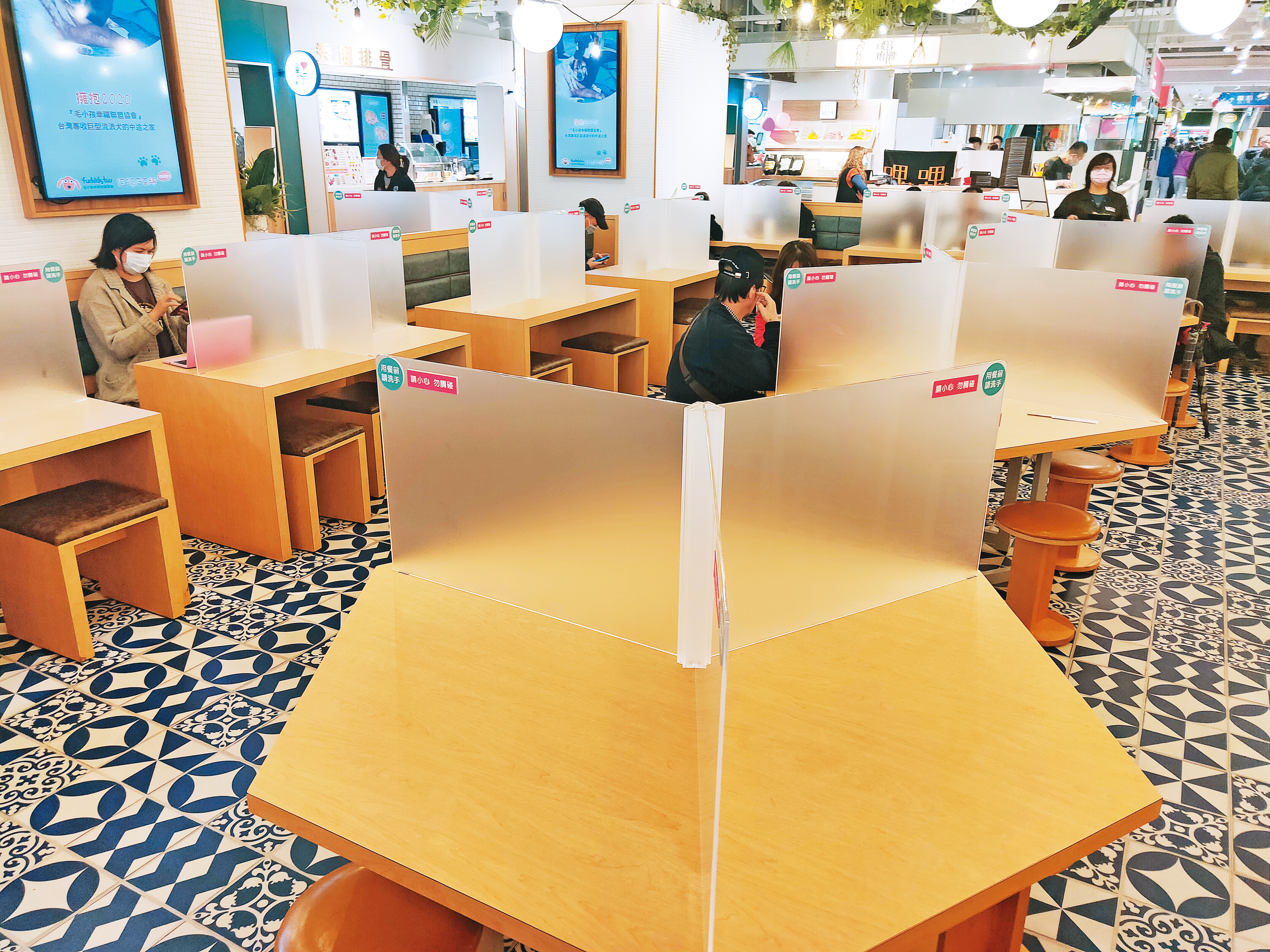 台灣上下應謹記歐美國家輕視口罩教訓，切莫輕視「社交距離」，無論大環境如何擁擠，都要設法保持距離，以策安全。