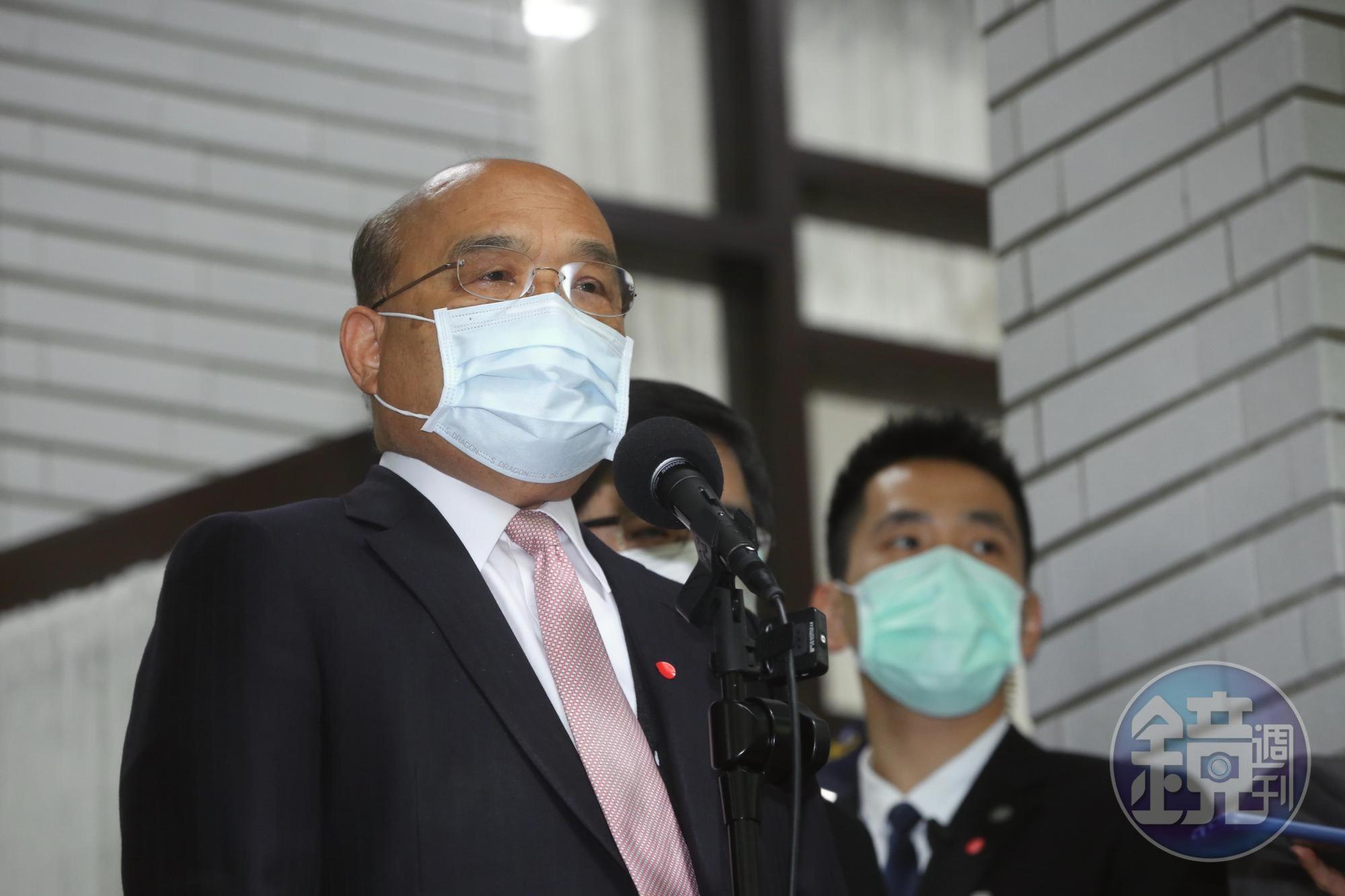 行政院長蘇貞昌今在立法院戴著口罩受訪。