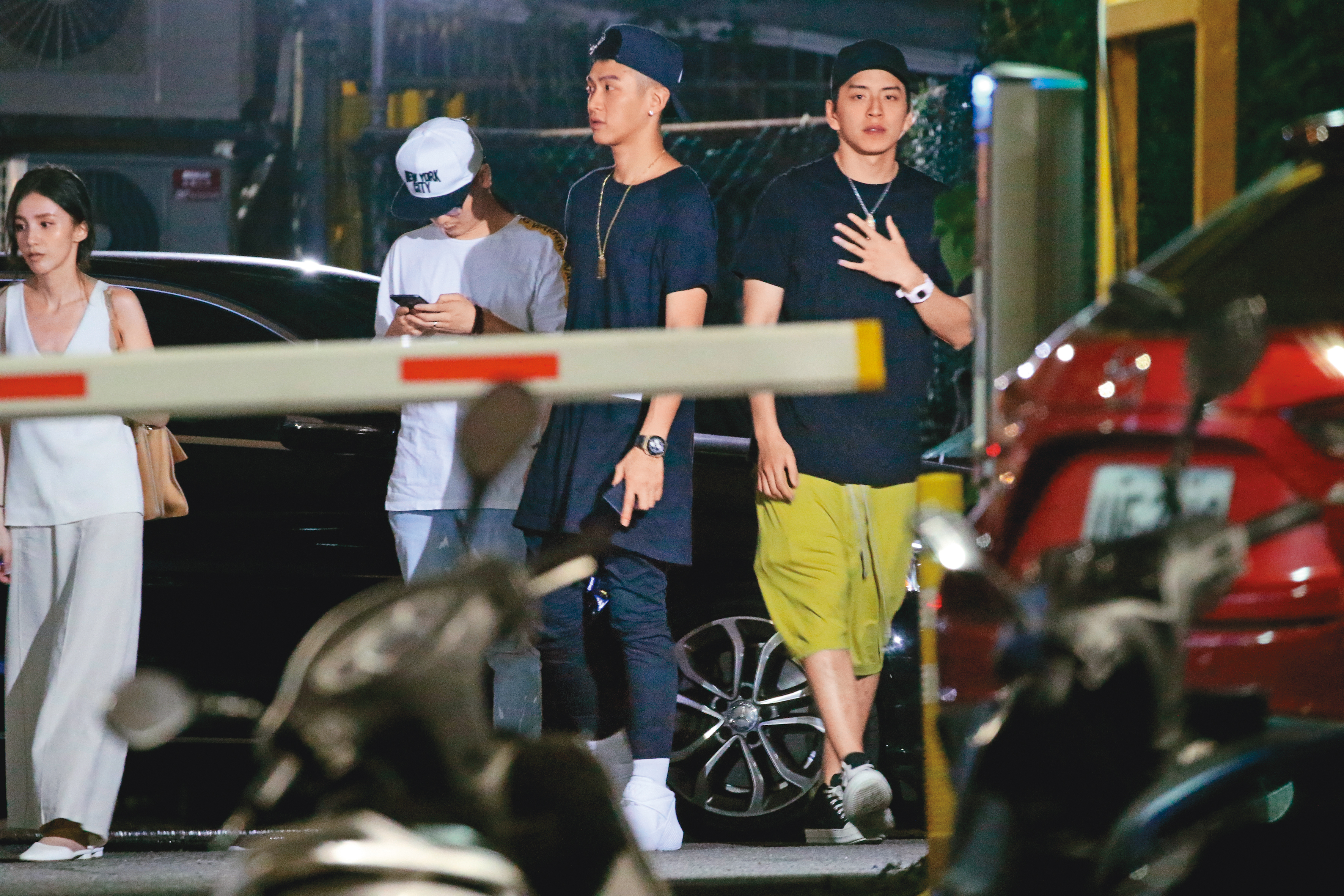 柯震東（右二）、王大陸（右一）一夥人據說已經轉移陣地，不再總是流連自家酒吧。