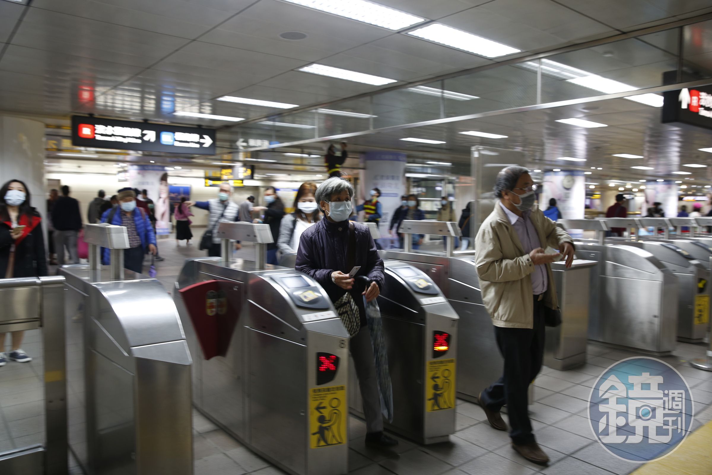 現在搭乘大眾運輸、計程車都強制民眾戴口罩。圖為資料照。