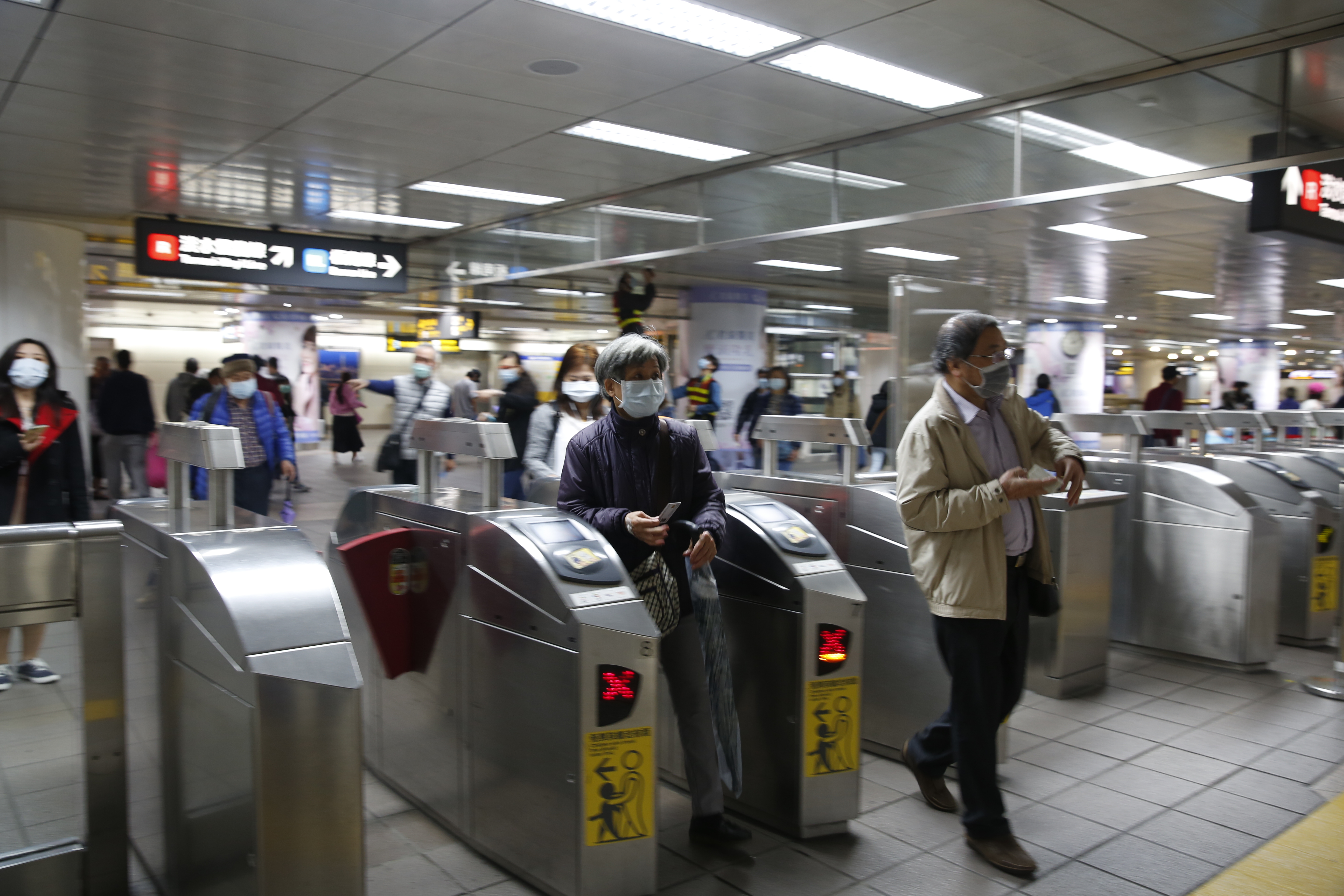 現在搭乘大眾運輸、計程車都強制民眾戴口罩。圖為資料照。