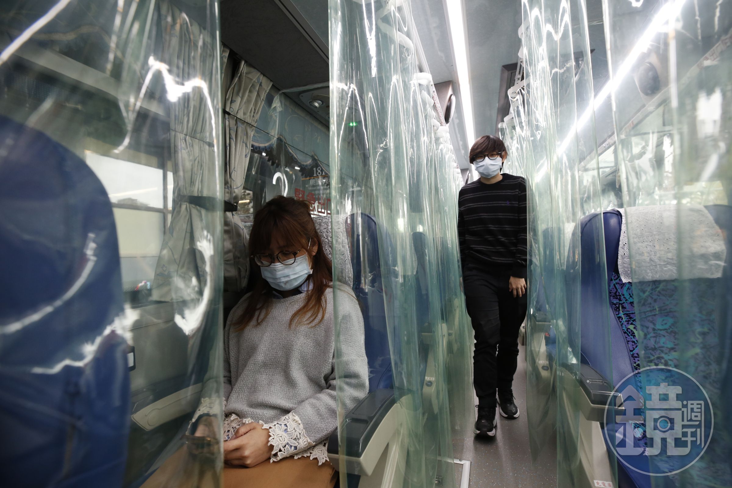 現在搭乘大眾運輸、計程車都強制民眾戴口罩。圖為國光客運防疫專車，資料照。