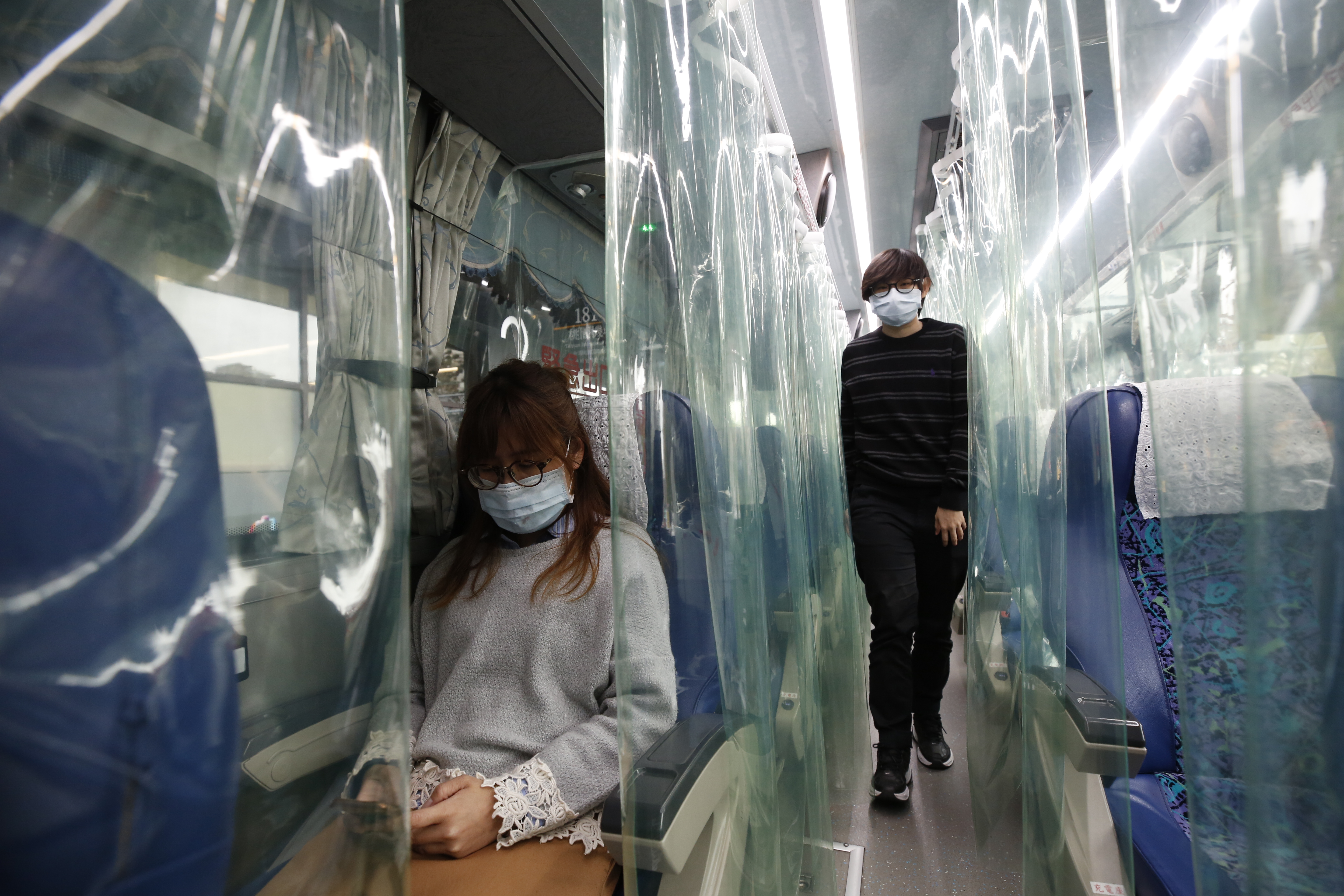 現在搭乘大眾運輸、計程車都強制民眾戴口罩。圖為國光客運防疫專車，資料照。