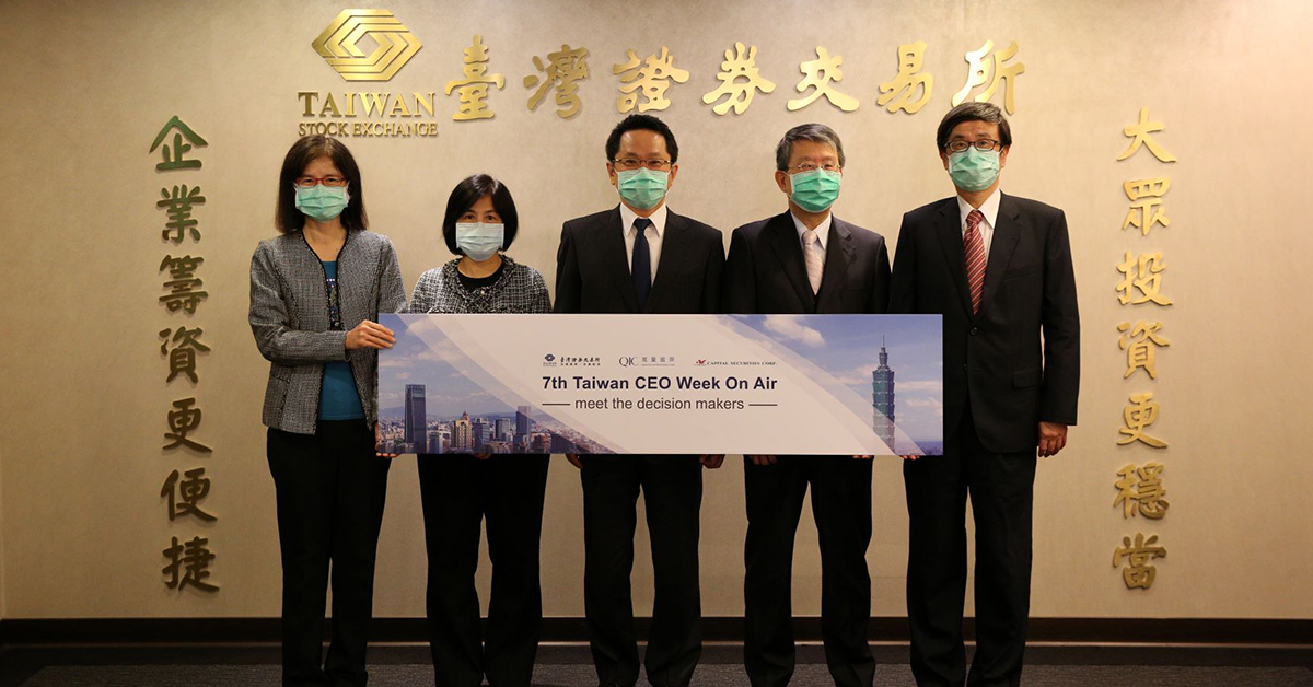 Taiwan CEO Week On Air線上開幕典禮合辦單位三方合影。典禮由證交所簡立忠總經理（中）主持，後方投影畫面為合辦單位寬量國際（右）及群益金鼎證券（左）。