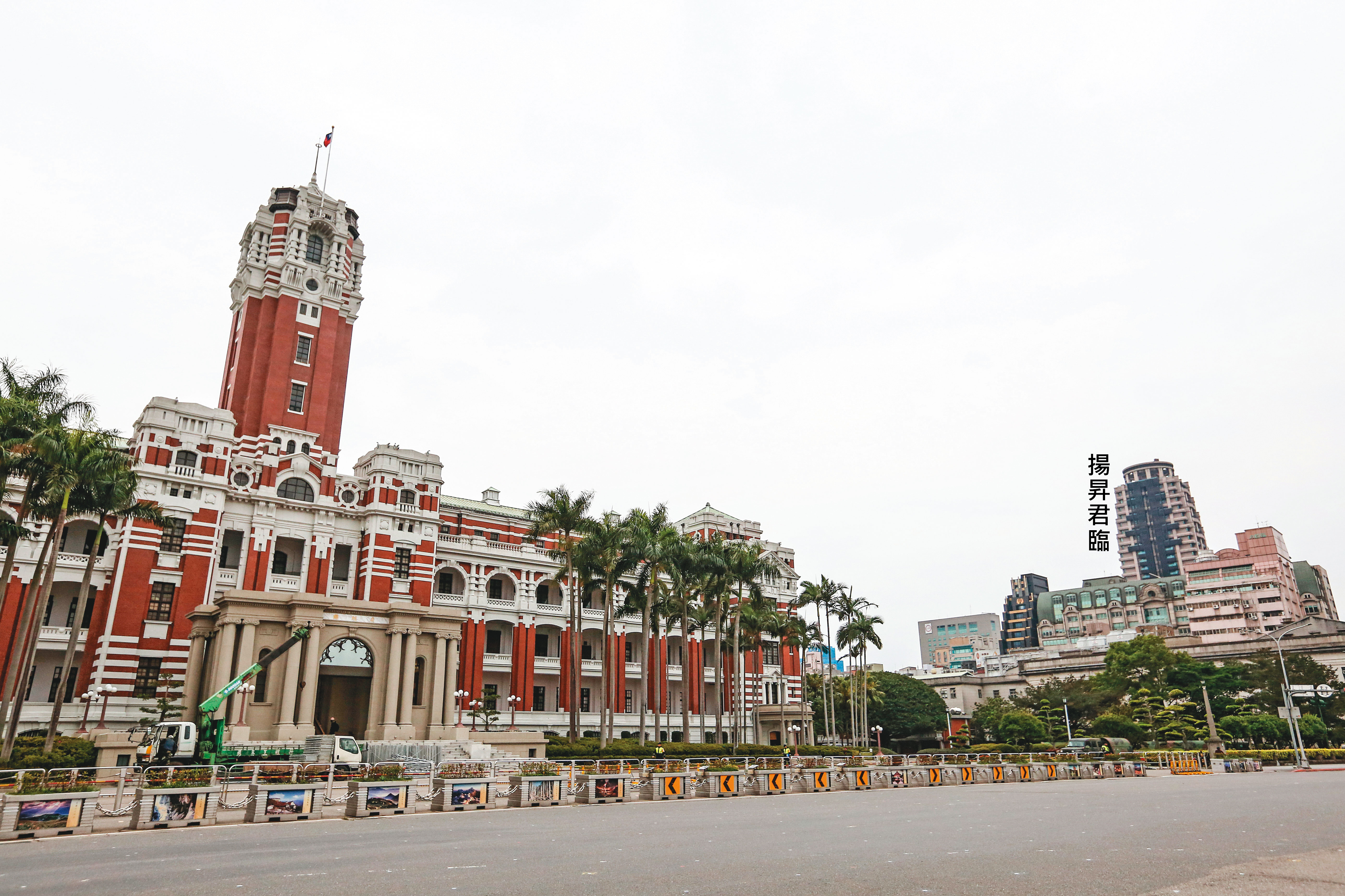 警方在距總統府僅400公尺的豪宅「揚昇君臨」16樓，查獲職業賭場。