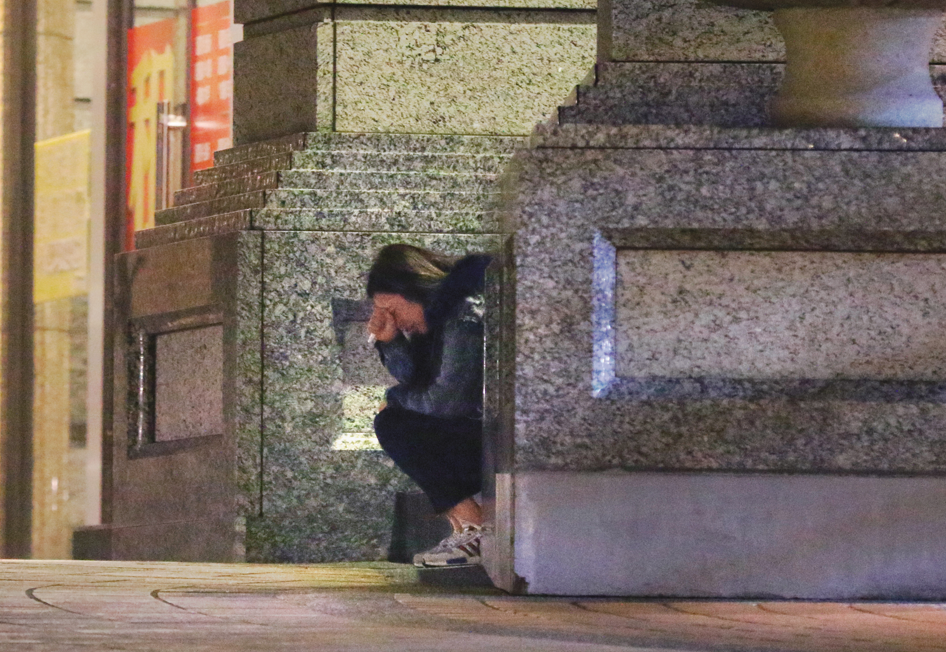 Vivian到家後在門外痛哭半小時。