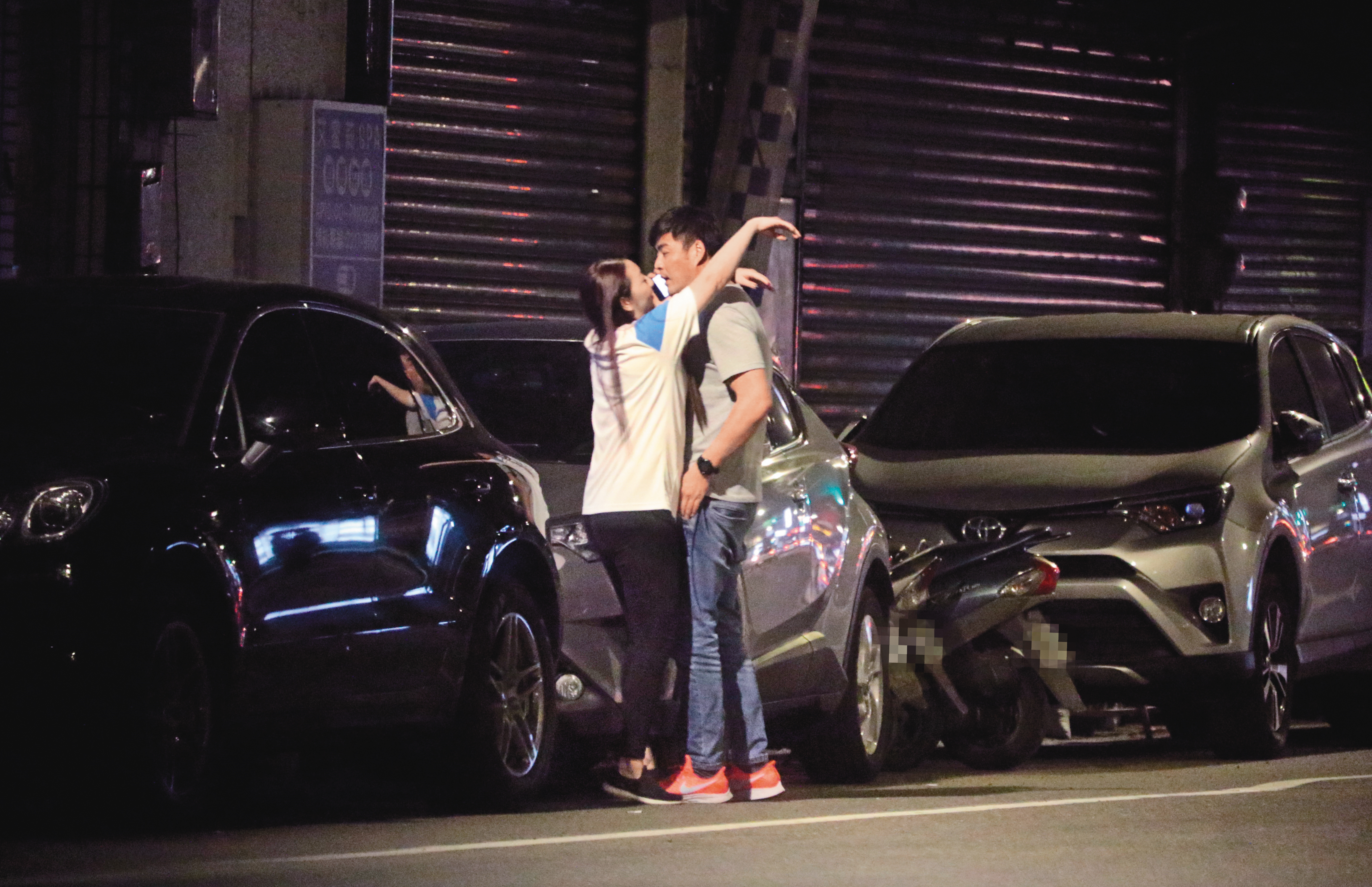 劉至翰桃花旺，常被拍到跟異性友人在大街上擁抱。