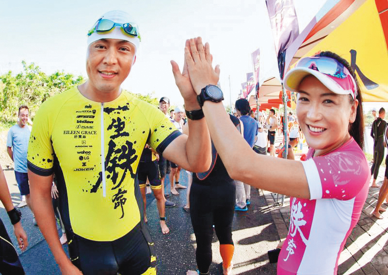 熱愛騎車的劉至翰（左）投資實境秀《鐵人瘋》，可惜版權卻沒賣出，讓他賠了數百萬元。右為姚黛瑋。（720 armour提供）