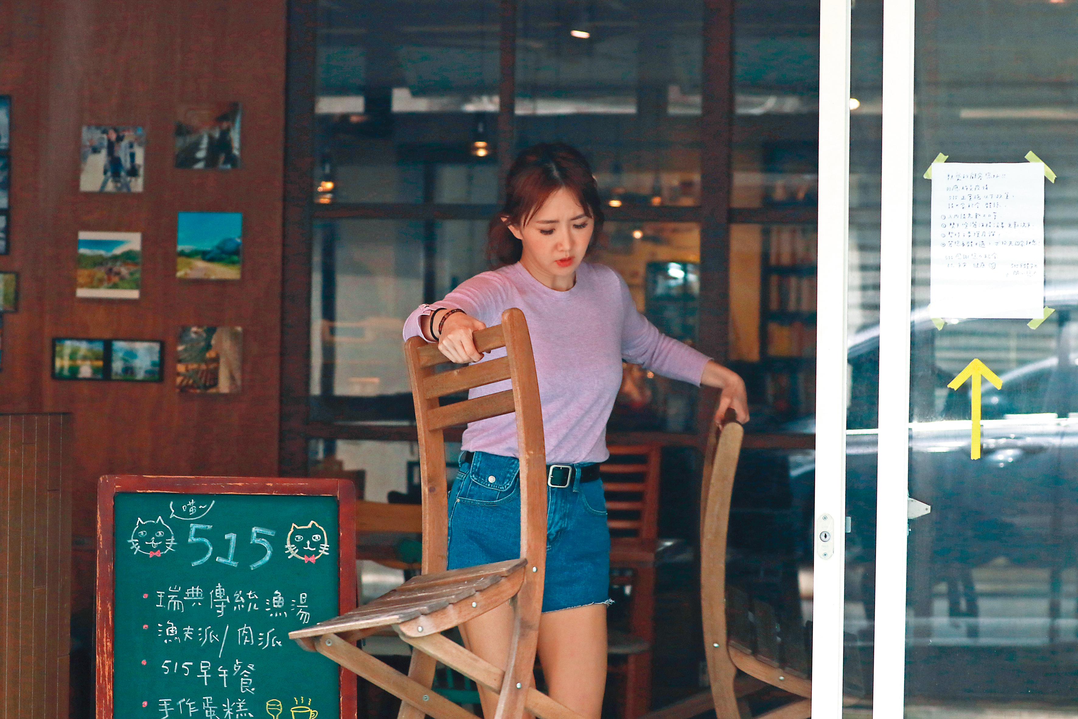 4月3日11：00，開店之後，謝忻開始忙碌的一天，搬著椅子就定位。