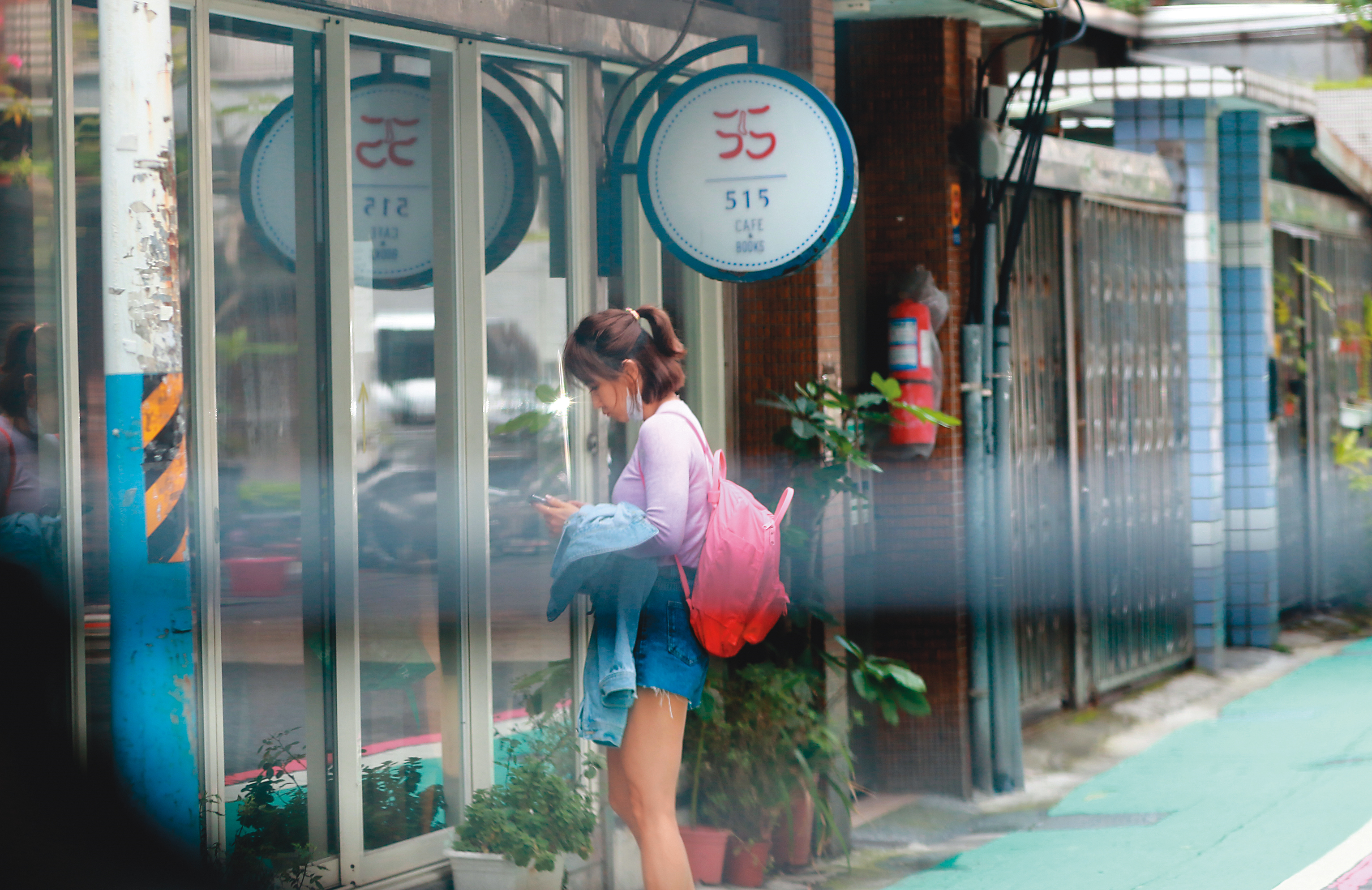 4月3日10:54，謝忻第一個來到咖啡店，熟練地拿起鎖匙開門。