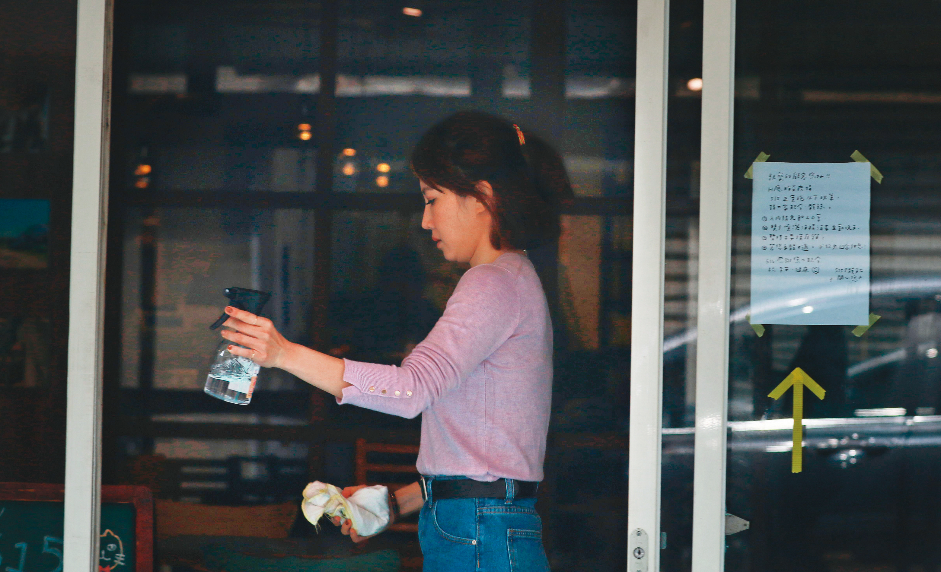 謝忻不認自己在咖啡店打工，只說是為了開咖啡店來學習。