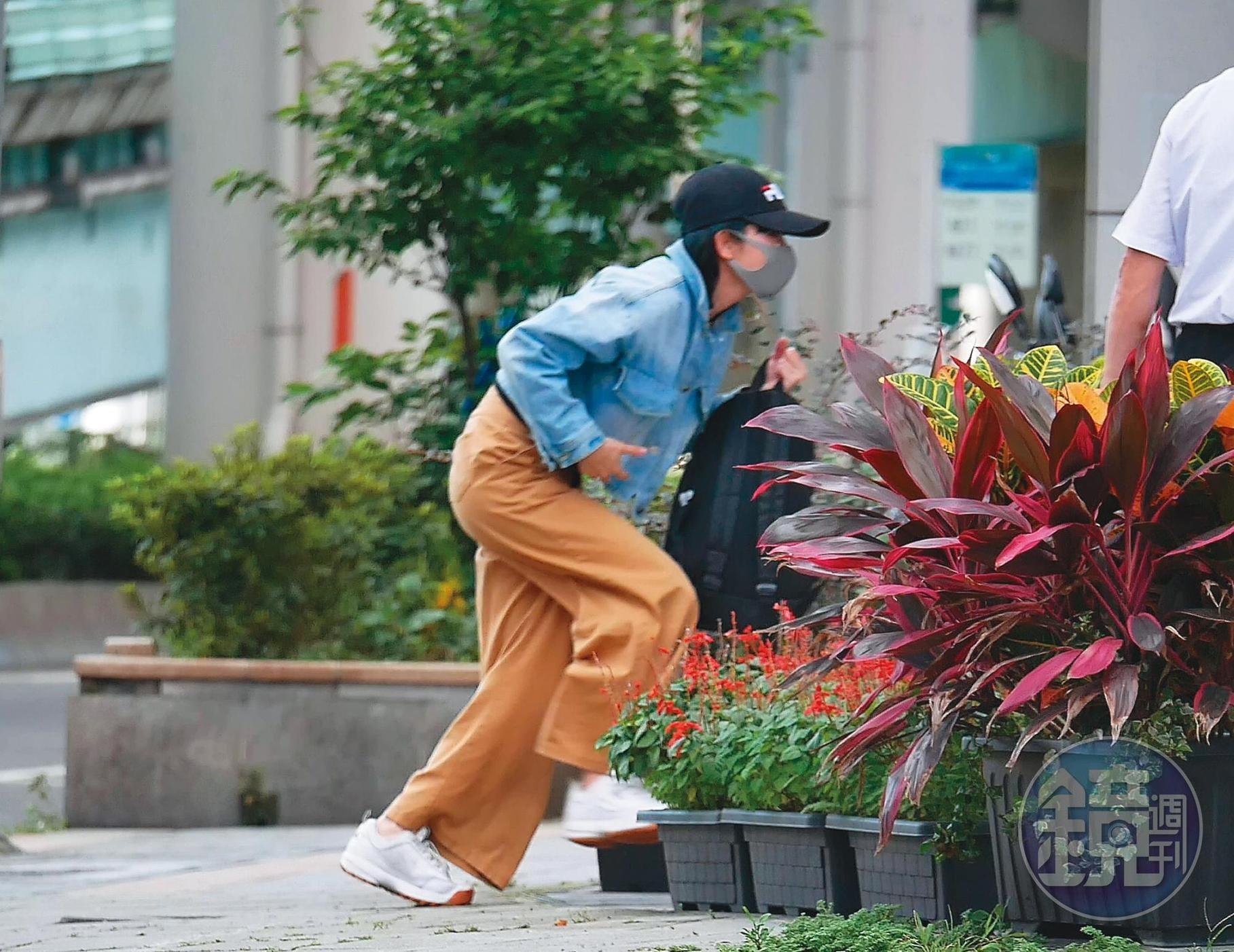 謝忻犯錯之後,宛如過街老鼠,出門躲躲藏藏怕被狗仔拍到。